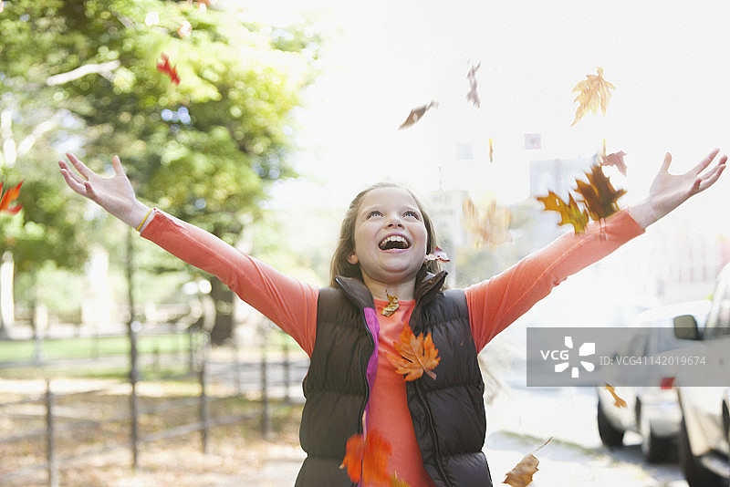 抛洒秋叶的白人女孩图片素材
