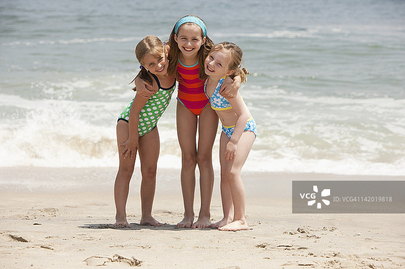 在海滩上拥抱的白人女孩们图片素材