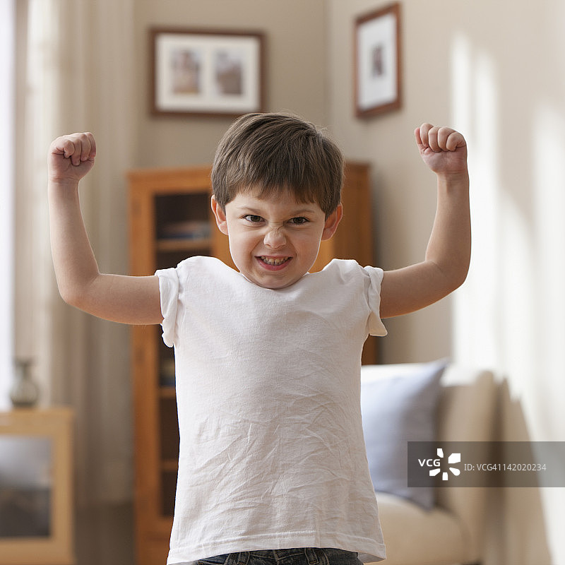 展示肌肉的白人男孩图片素材