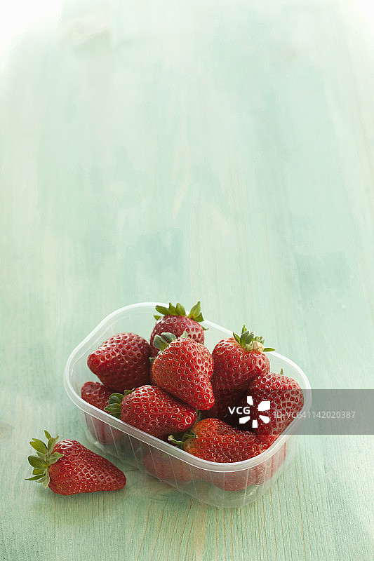 草莓塑料容器图片素材