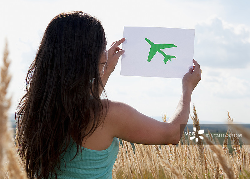 拿着飞机照片的女人图片素材