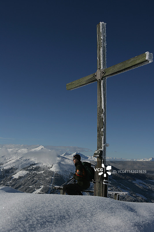 滑雪者倚靠在木制十字架上图片素材