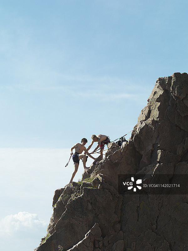 攀岩者攀登陡峭的岩壁图片素材