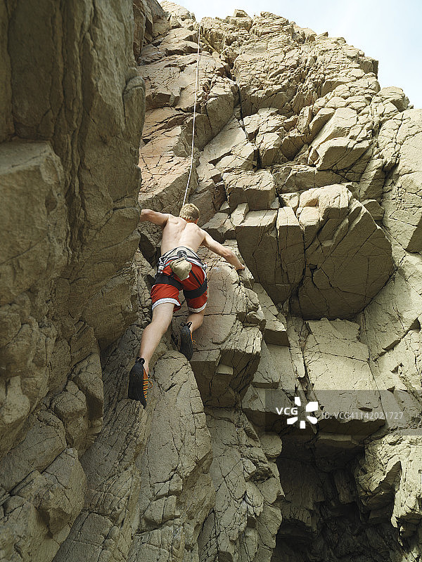 攀岩者攀登陡峭的岩壁图片素材