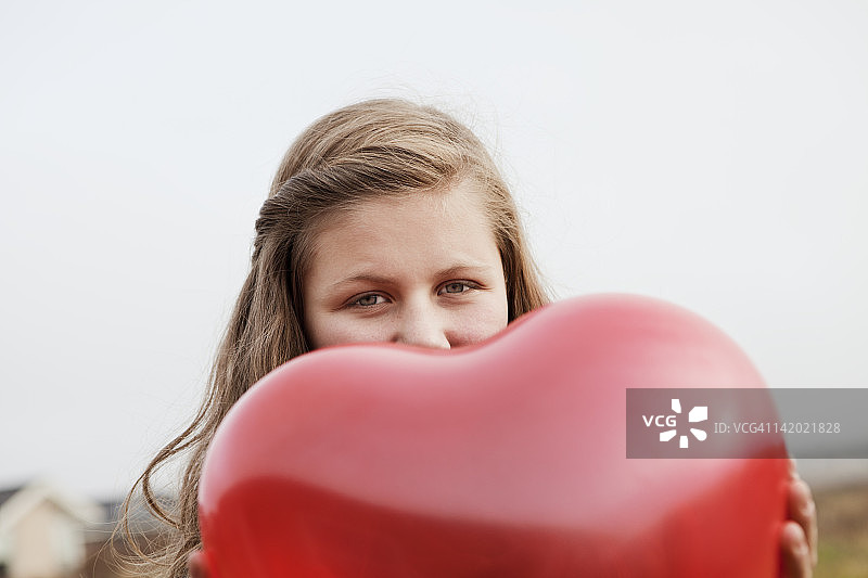 拿着心形气球的女孩图片素材