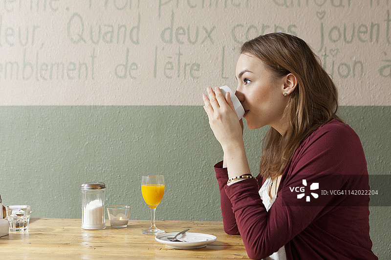 女人在咖啡馆喝咖啡图片素材