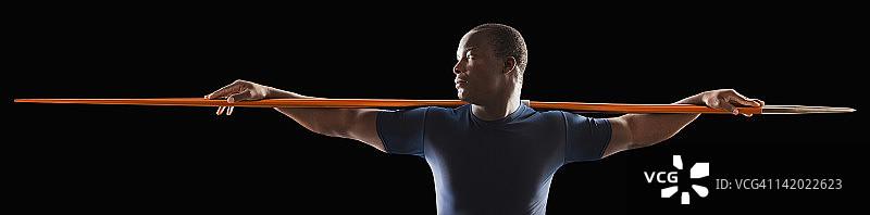 非裔美国男人拿着田径标枪图片素材
