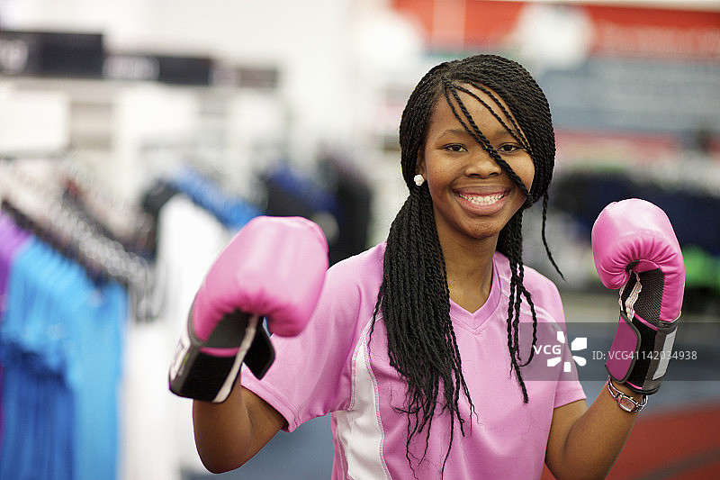 年轻女子戴着拳击手套看着镜头，南非夸祖鲁-纳塔尔省彼得马里茨堡图片素材