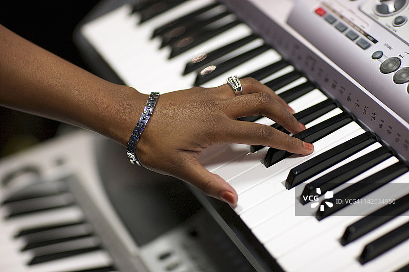 在南非夸祖鲁-纳塔尔省彼得马里茨堡，有人弹奏键盘的特写图片素材