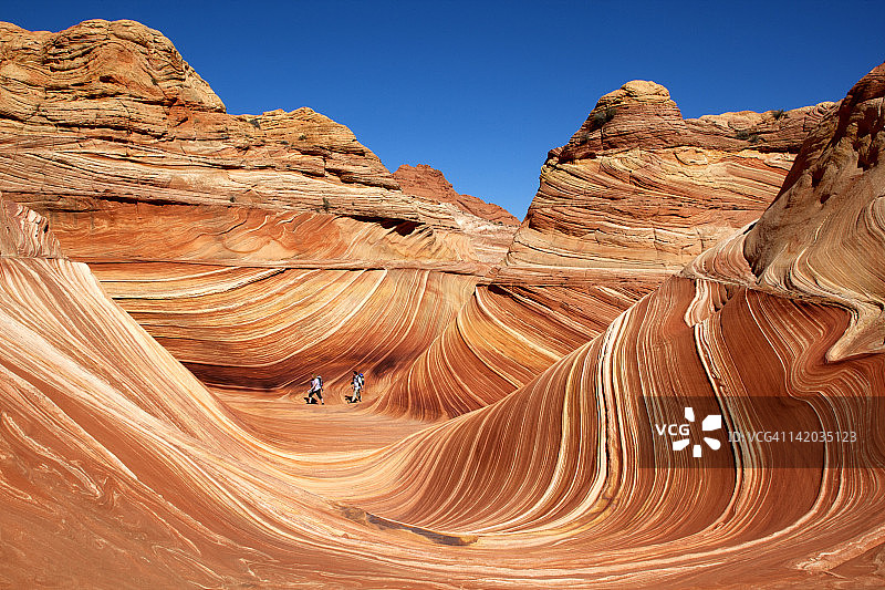 人们在美国亚利桑那州朱红悬崖国家保护区步行图片素材