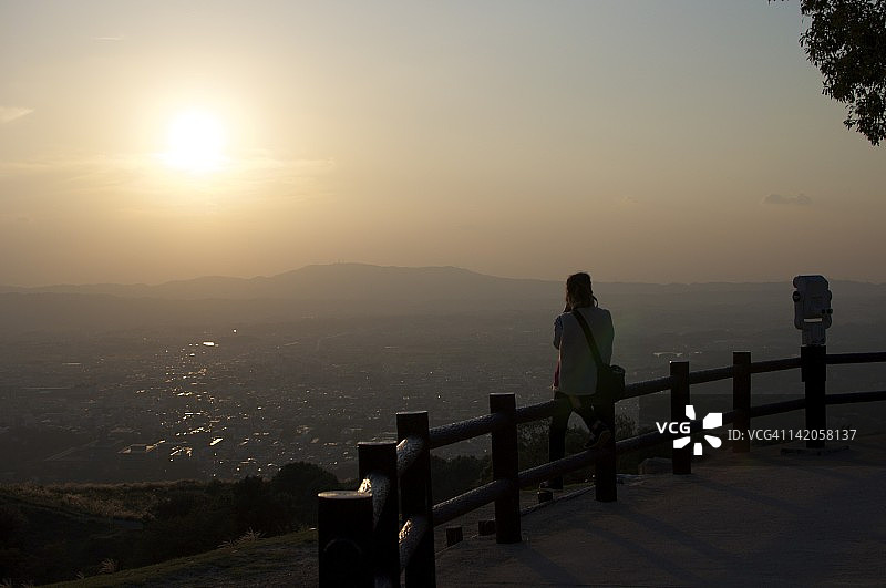 在奈良若草山日落时的女人图片素材