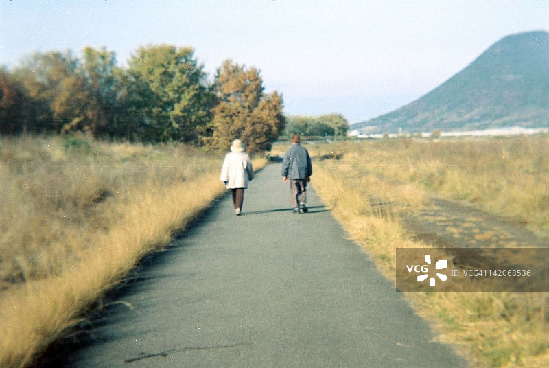 两人在路上行走图片素材