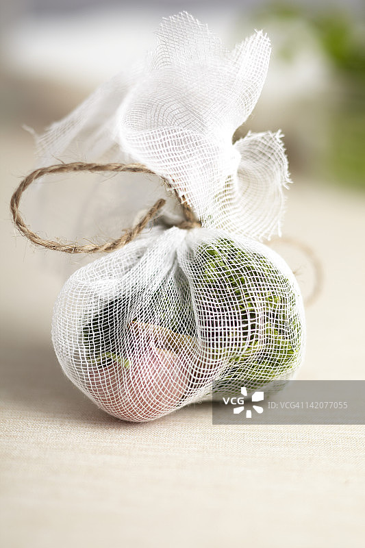 粗棉布里的新鲜香草图片素材