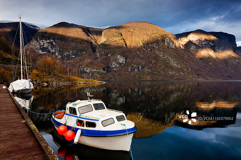 聚光灯下的峡湾与河中船只图片素材
