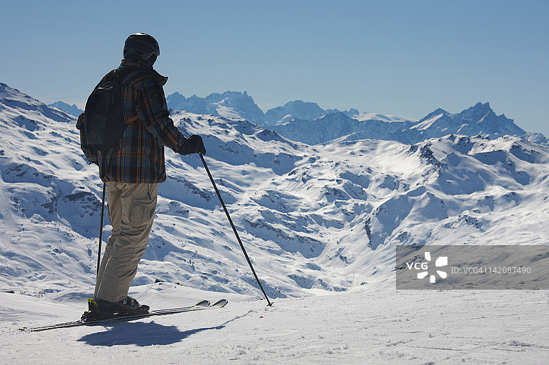 滑雪者站在山顶雪道上图片素材