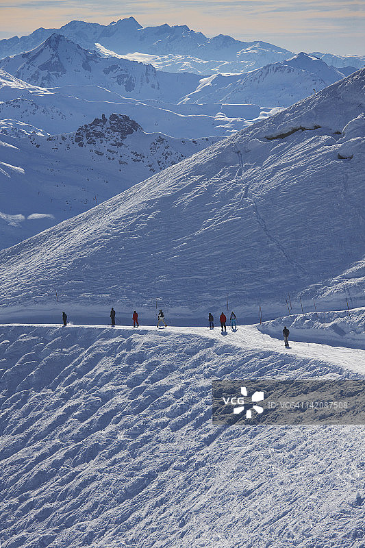 滑雪者和滑雪板爱好者在山地滑雪道上图片素材