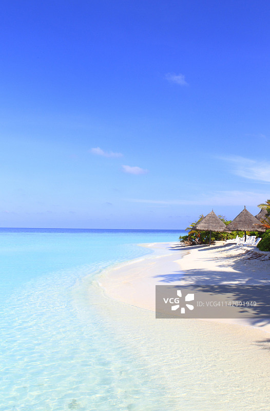 沙滩与平静的蓝色海洋图片素材