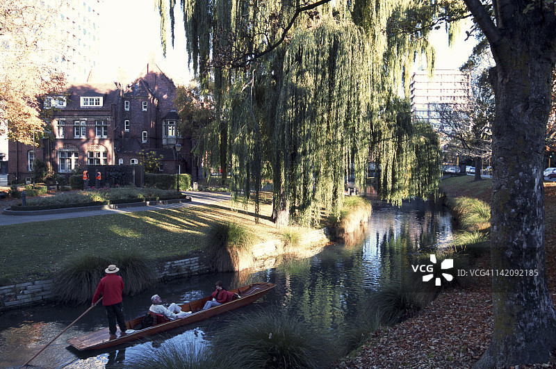 在埃文河上撑篙图片素材