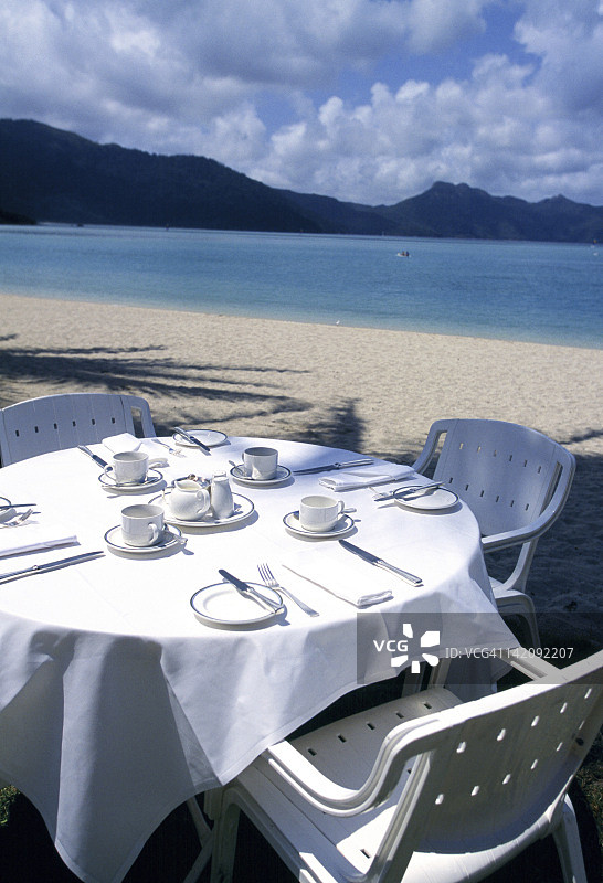 沙滩上的餐桌摆设图片素材