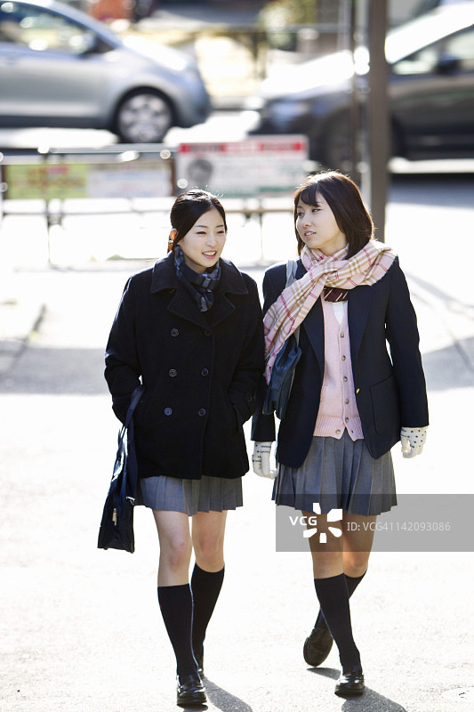 两名女学生街头行走图片素材