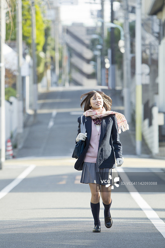高中女生在街上行走图片素材