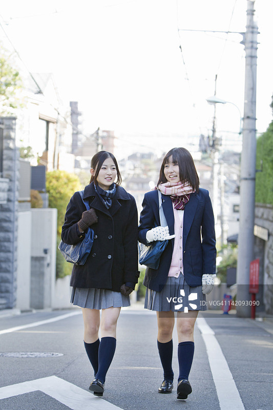 两个高中女生在街上行走图片素材