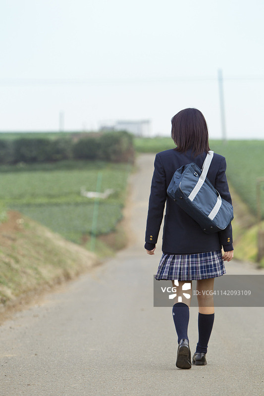 高中女生在乡间小路上行走图片素材