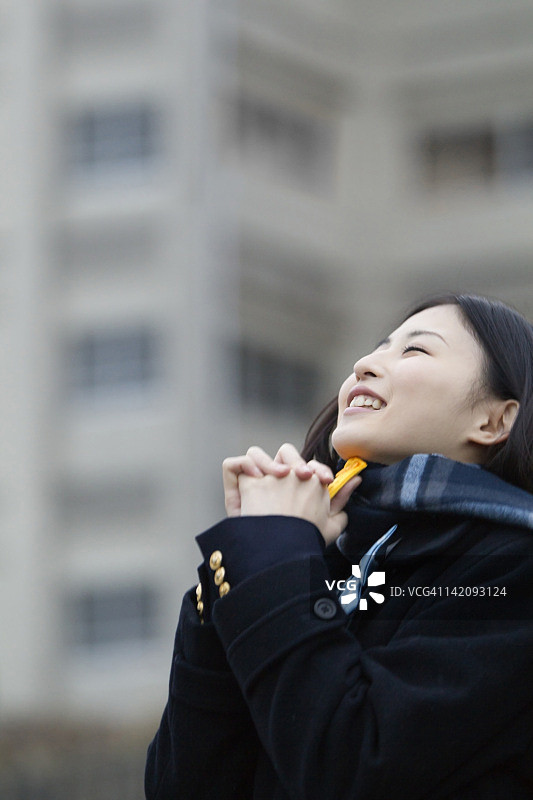 高中女生祈祷图片素材