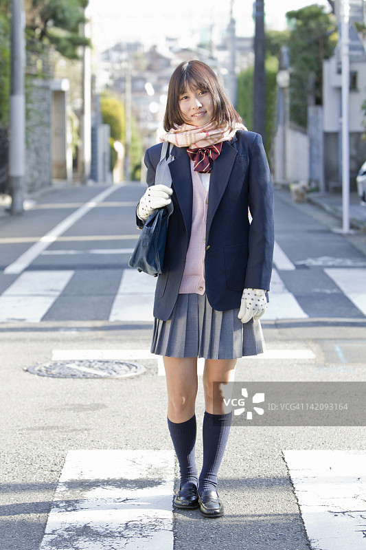 走在街上的高中生图片素材