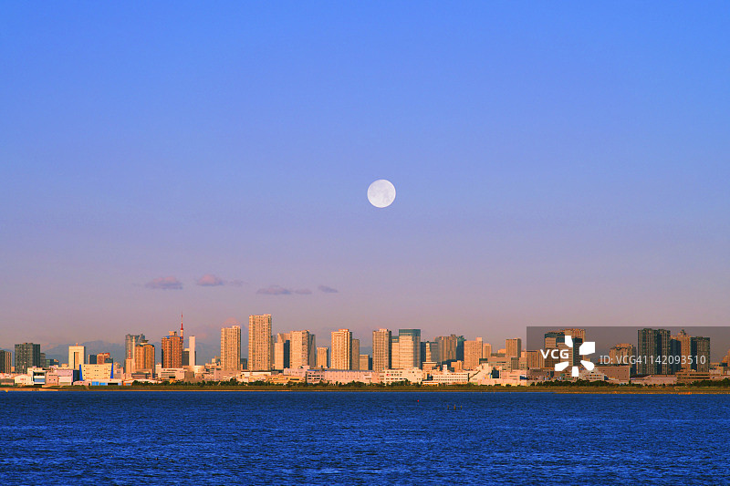城市上空的满月图片素材