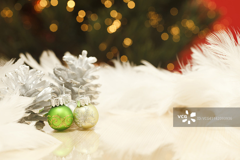 圣诞装饰品和松果图片素材