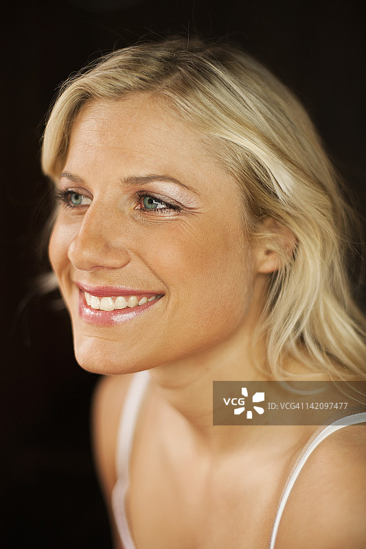 健康微笑的女人肖像图片素材