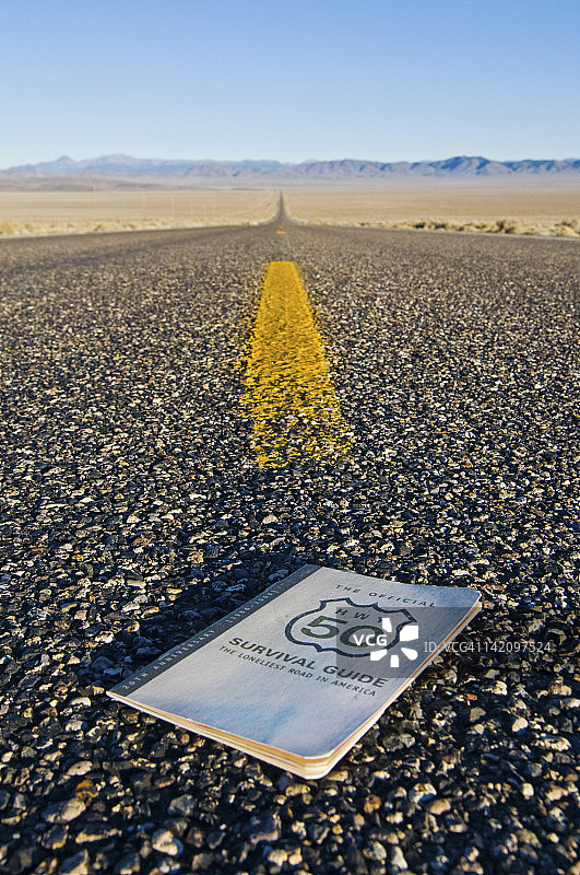 内华达州沙漠中孤独的50号公路生存指南图片素材