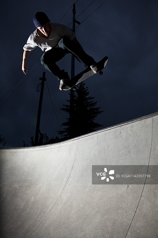 快乐运动男人夜晚在爱达荷州玩滑板图片素材