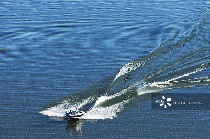 爱达荷州平静的一天，一位运动型滑水者在浪尖上跳跃图片素材
