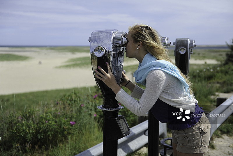 年轻的金发女子眺望大海图片素材