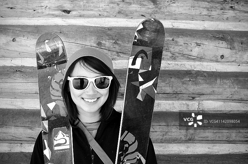 女孩和滑雪板的微笑图片素材