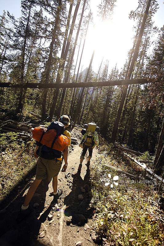 穿越蒙大拿州熊牙山脉的背包旅行图片素材