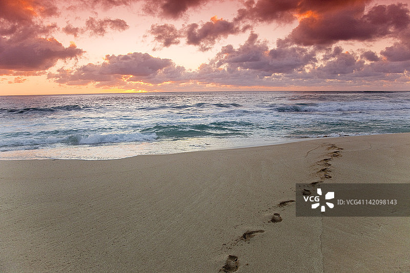 夏威夷日落海滩的红色天空日落图片素材