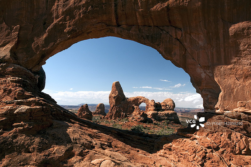 透过犹他州拱门国家公园北窗拱门看到的炮塔拱门图片素材