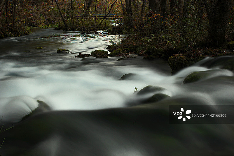 溪流中的流水图片素材