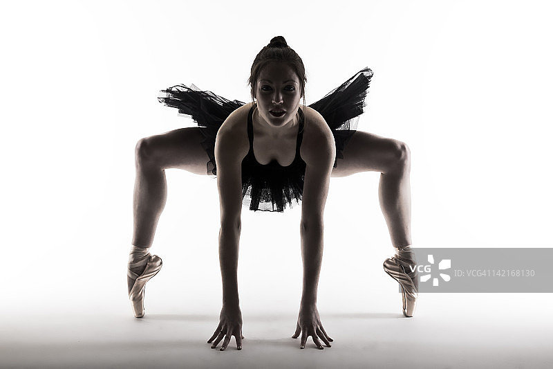 芭蕾舞演员足尖站立图片素材