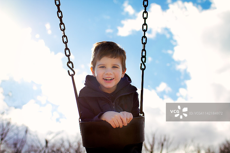 荡秋千的男孩图片素材