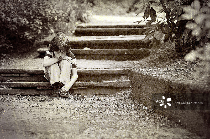 台阶上的愤怒男孩图片素材