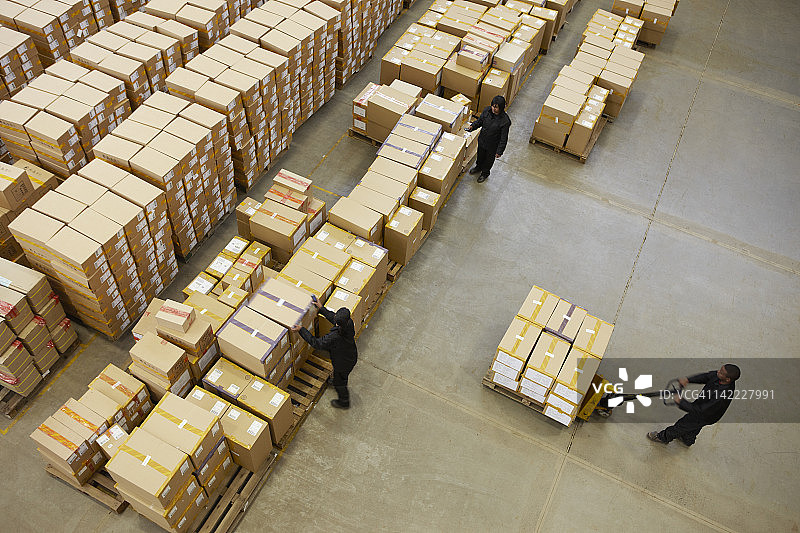 仓库中工人的鸟瞰图图片素材