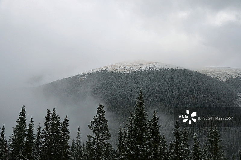 雾中山峰图片素材