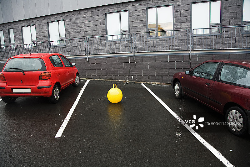 停车场内的充气玩具图片素材