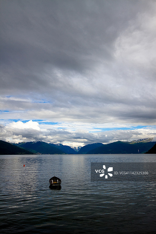 峡湾湾的单只小船图片素材