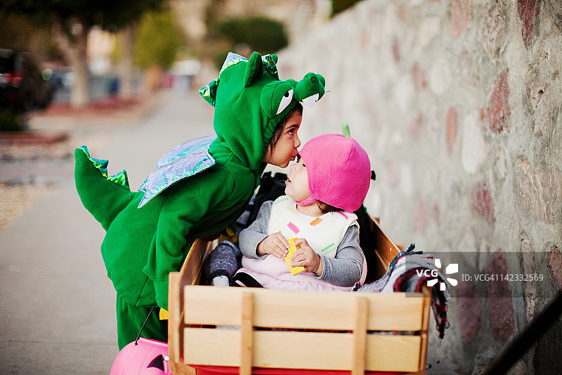 幼儿打扮成龙和纸杯蛋糕图片素材