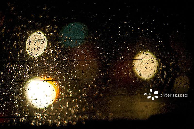 透过后车窗的车灯图片素材